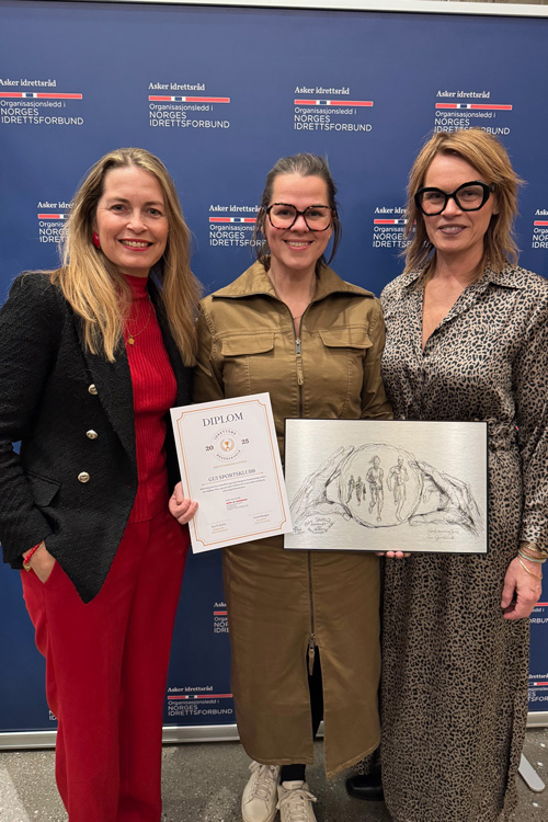 Vinner av årets bærekraftpris, Gui Sportsklubb v/ Anne Cathrine Berger (styremedlem) og Janina Strømsholm (styremedlem) sammen med Gry Elisabeth Garlie (daglig leder Asker idrettsråd). Foto: Asker Idrettsråd